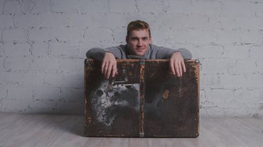 Çantayı tatil paketi olan adam. Adam büyük bir çanta ile tatile gider. Konsept: tatil ve tatil.