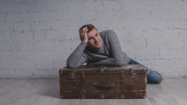 Çantayı tatil paketi olan adam. Adam büyük bir çanta ile tatile gider. Konsept: tatil ve tatil.