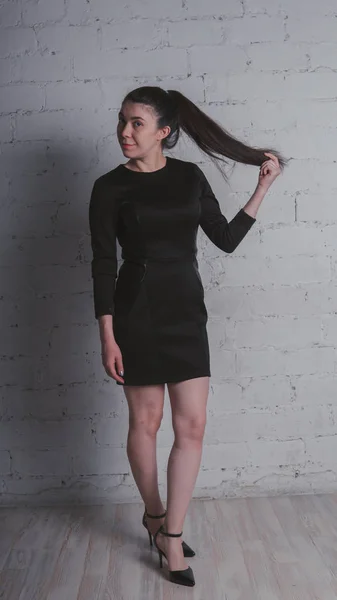 Mädchen Posiert Vor Einer Weißen Backsteinwand Modell Schwarzem Kleid Brünett — Stockfoto