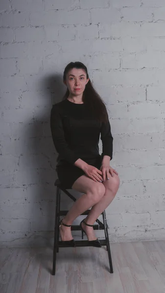 Chica Posando Contra Una Pared Ladrillo Blanco Modelo Vestido Negro —  Fotos de Stock