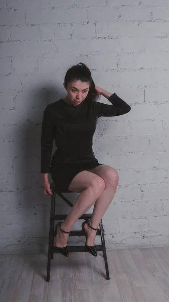 Chica Posando Contra Una Pared Ladrillo Blanco Modelo Vestido Negro — Foto de Stock