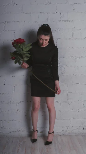 Uma Menina Delgada Está Vestido Preto Segurando Uma Grande Flor — Fotografia de Stock