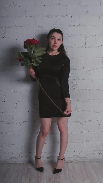 Uma Menina Delgada Está Vestido Preto Segurando Uma Grande Flor — Fotografia de Stock
