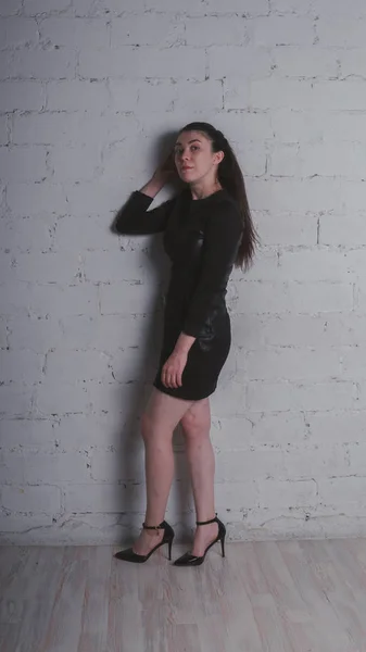 Девушка Позирует Стены Белого Кирпича Модель Черном Платье Восточная Брюнетка — стоковое фото