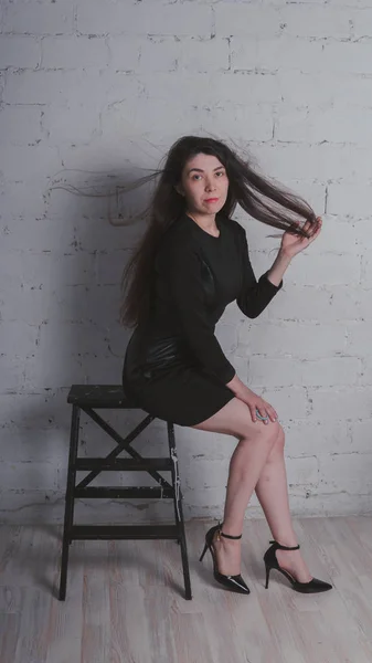 Chica Posando Contra Una Pared Ladrillo Blanco Modelo Vestido Negro — Foto de Stock