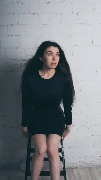 Chica Posando Contra Una Pared Ladrillo Blanco Modelo Vestido Negro — Foto de Stock