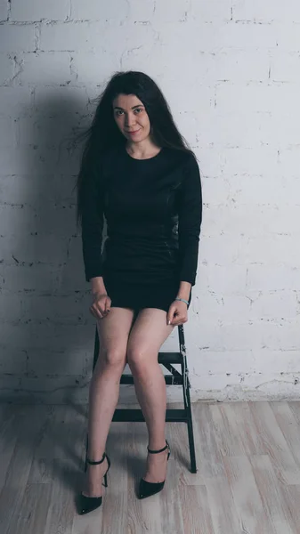 Chica Posando Contra Una Pared Ladrillo Blanco Modelo Vestido Negro — Foto de Stock