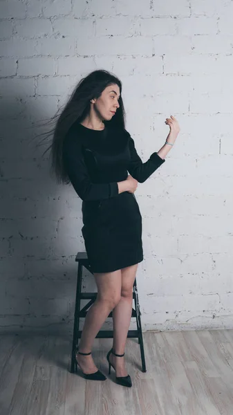 Девушка Позирует Стены Белого Кирпича Модель Черном Платье Восточная Брюнетка — стоковое фото