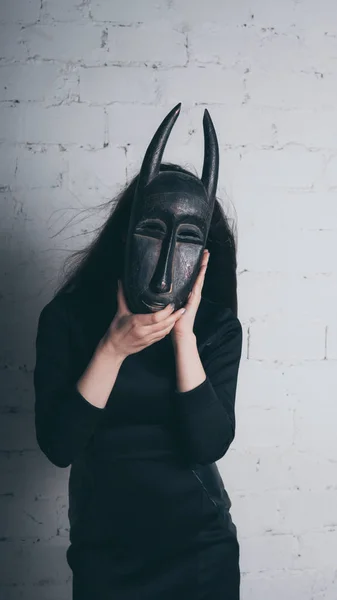 Photo Young Brunette Black Dress Ancient Mask White Brick Wall — Stock Photo, Image