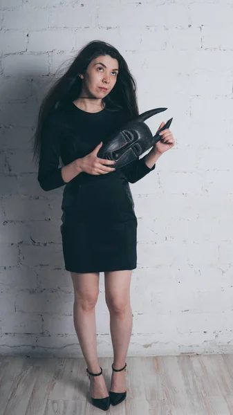 Foto Una Joven Morena Vestido Negro Con Una Máscara Antigua — Foto de Stock