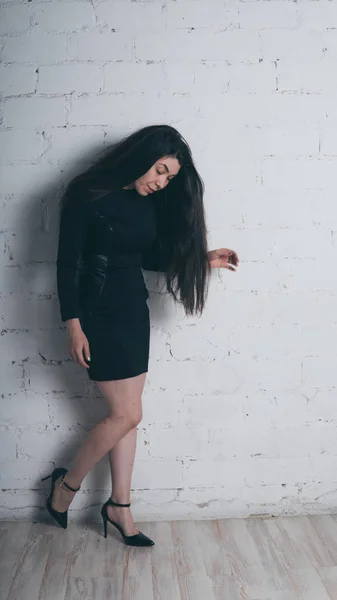 Chica Posando Contra Una Pared Ladrillo Blanco Modelo Vestido Negro — Foto de Stock