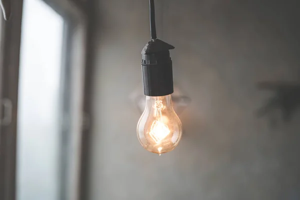 Filaman tungsten lambalar. Edison ampul. Filaman filaman vintage lambalar içinde. Işık ampuller retro tasarımı. 