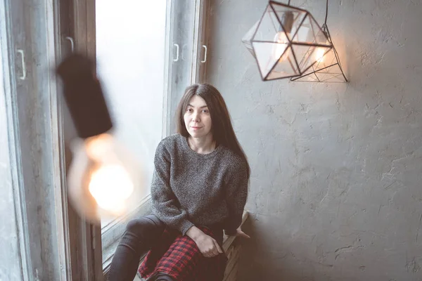 소녀는 스웨터에 학생에 포즈입니다 그리움 — 스톡 사진