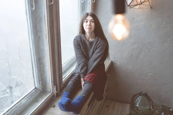 Una Chica Sentada Ventana Una Estudiante Con Suéter Gris Modelo — Foto de Stock