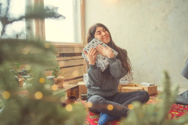 Glückliches Mädchen Erhielt Ein Geschenk Für Die Feiertage Weihnachten Frau — Stockfoto