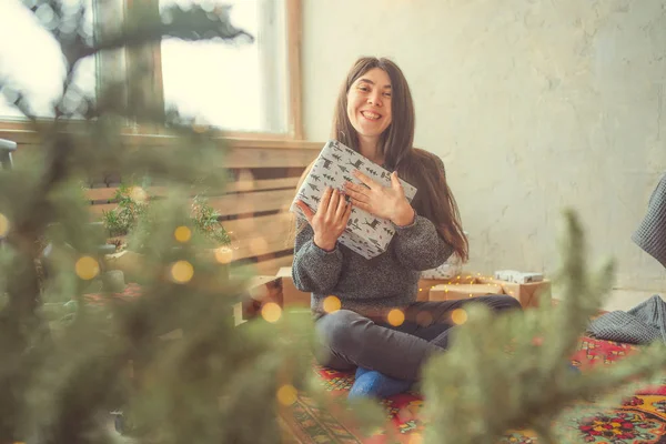 Glückliches Mädchen Erhielt Ein Geschenk Für Die Feiertage Weihnachten Frau — Stockfoto