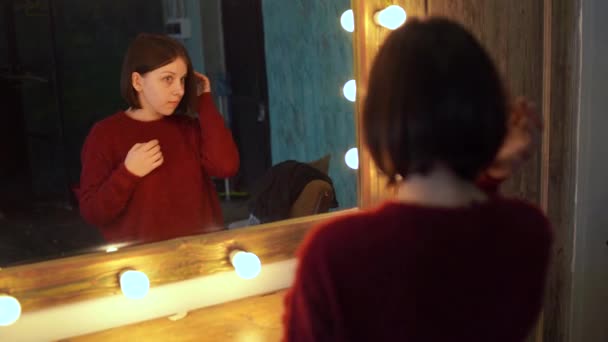 Молодая Женщина Смотрит Себя Зеркало Гримерке Красивая Чувственность Девушка Позирует — стоковое видео