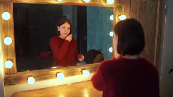 Kendisi Soyunma Odasında Aynada Arayan Genç Kadın Şık Odaya Poz — Stok video
