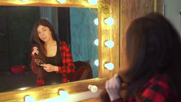 年轻女子在更衣室里照镜子 美丽的性感女孩摆在时尚的房间 — 图库视频影像