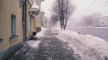 Yoğun sis ve yolda kötü görüş. Tehlikeli sürüş durumları. Karayolu trafik görüntüleyin. Puslu sabah. Düşük görünürlük. Yolda sigara. yalak sis sürüş araba. yolda acil tehlike