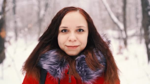 Veselý Nadšený Atraktivní Studentka Smíchy Při Pohledu Fotoaparát Ona Zimním — Stock video