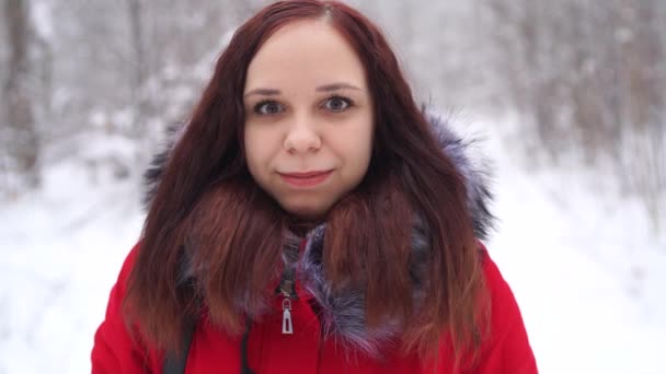 Veselý Nadšený Atraktivní Studentka Smíchy Při Pohledu Fotoaparát Ona Zimním — Stock video