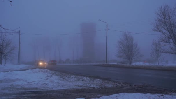Πυκνή Ομίχλη Και Κακή Ορατότητα Στο Δρόμο Επικίνδυνες Συνθήκες Οδήγησης — Αρχείο Βίντεο
