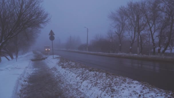 Gęsta Mgła Słaba Widoczność Drodze Niebezpieczne Sytuacje Podczas Jazdy Zobacz — Wideo stockowe