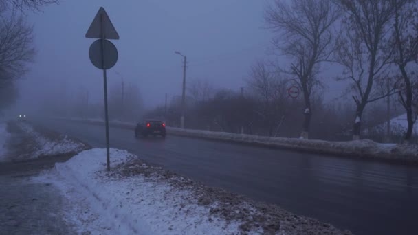 Gęsta Mgła Słaba Widoczność Drodze Niebezpieczne Sytuacje Podczas Jazdy Zobacz — Wideo stockowe