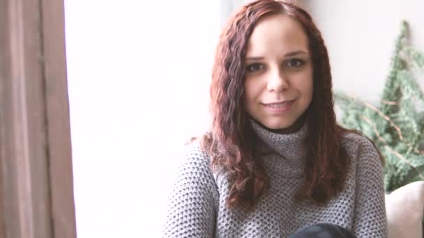 Smutek Koncepcja Ludzie Bliska Dziewczyna Swetrze Siedząc Parapet Domu Okna — Wideo stockowe