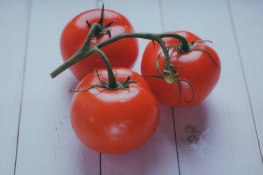 Kırmızı, ahşap arka plan üzerinde sulu domates kavramı: taze sebze, sağlıklı gıda.