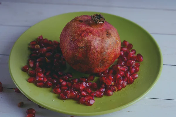 赤いザクロの木製の背景 新鮮な野菜 健康食品 — ストック写真