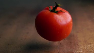 Ahşap arka plan üzerinde kırmızı domates kavramı: taze sebze, sağlıklı gıda.