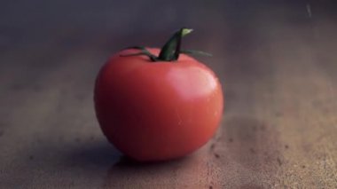 Ahşap arka plan üzerinde kırmızı domates kavramı: taze sebze, sağlıklı gıda.