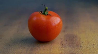 Ahşap arka plan üzerinde kırmızı domates kavramı: taze sebze, sağlıklı gıda.