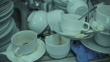 Bir sürü kirli tabaklar, co-op veya ziyafetler sonra. Kirli Restoran mutfağında kavramı.