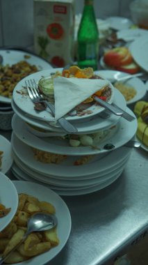 Bir sürü kirli tabaklar, co-op veya ziyafetler sonra. Kirli Restoran mutfağında kavramı.