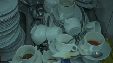 Bir sürü kirli tabaklar, co-op veya ziyafetler sonra. Kirli Restoran mutfağında kavramı.