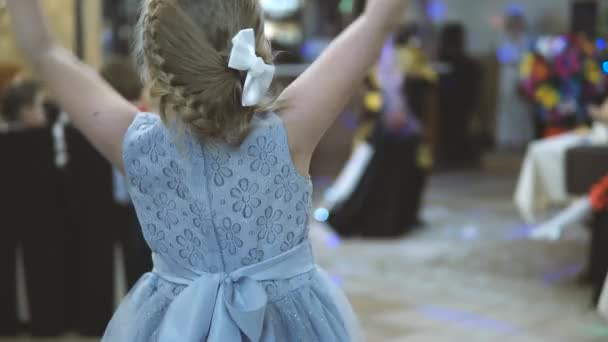 Criança Alegra Mágico Que Mostra Truques Menina Fica Surpreso Com — Vídeo de Stock