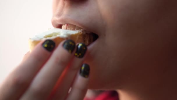 サンドイッチを食べる女子高生バターのバゲット クローズ アップ — ストック動画