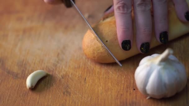 Cortando Baguete Tábua Cortar Lento Super Lento Cortar Pão Branco — Vídeo de Stock