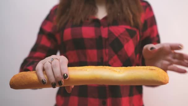 Mulher Partindo Meio Pão Fresco Assado Feche Mãos Femininas Quebrando — Vídeo de Stock