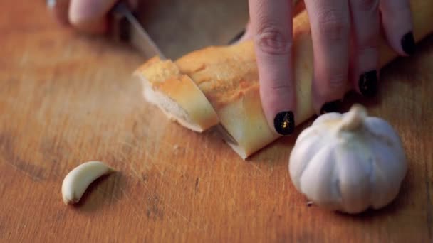 切菜板上的面包 超级慢 切白面包 在桌子上切面包 面包传统法式面包在桌子上剪特写 — 图库视频影像