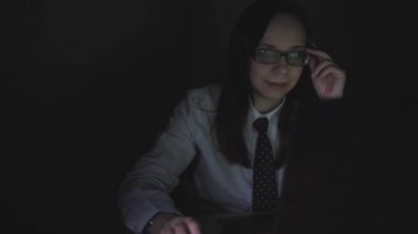 Kız resepsiyonist iş başında. Office ile birlikte, modern bilgisayar monitörü aramak amacıyla Internet'i tarama hipster öğrenci kız closeup gece bilgisayar üzerinden çalışan çekici genç iş kadını