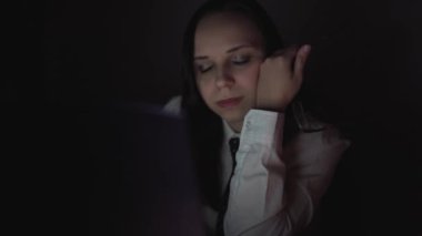 Kız resepsiyonist iş başında. Office ile birlikte, modern bilgisayar monitörü aramak amacıyla Internet'i tarama hipster öğrenci kız closeup gece bilgisayar üzerinden çalışan çekici genç iş kadını