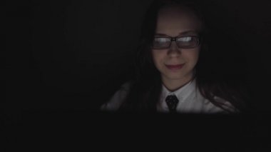 Kız resepsiyonist iş başında. Office ile birlikte, modern bilgisayar monitörü aramak amacıyla Internet'i tarama hipster öğrenci kız closeup gece bilgisayar üzerinden çalışan çekici genç iş kadını