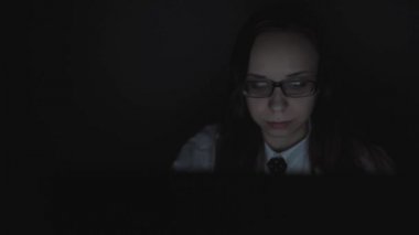 Kız resepsiyonist iş başında. Office ile birlikte, modern bilgisayar monitörü aramak amacıyla Internet'i tarama hipster öğrenci kız closeup gece bilgisayar üzerinden çalışan çekici genç iş kadını
