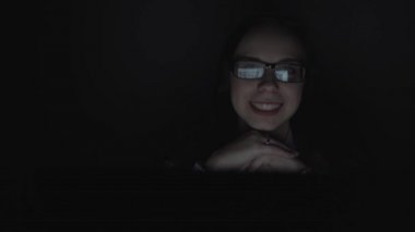 Kız resepsiyonist iş başında. Office ile birlikte, modern bilgisayar monitörü aramak amacıyla Internet'i tarama hipster öğrenci kız closeup gece bilgisayar üzerinden çalışan çekici genç iş kadını