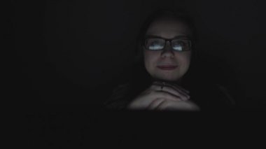 Kız resepsiyonist iş başında. Office ile birlikte, modern bilgisayar monitörü aramak amacıyla Internet'i tarama hipster öğrenci kız closeup gece bilgisayar üzerinden çalışan çekici genç iş kadını