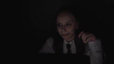 Kız resepsiyonist iş başında. Office ile birlikte, modern bilgisayar monitörü aramak amacıyla Internet'i tarama hipster öğrenci kız closeup gece bilgisayar üzerinden çalışan çekici genç iş kadını